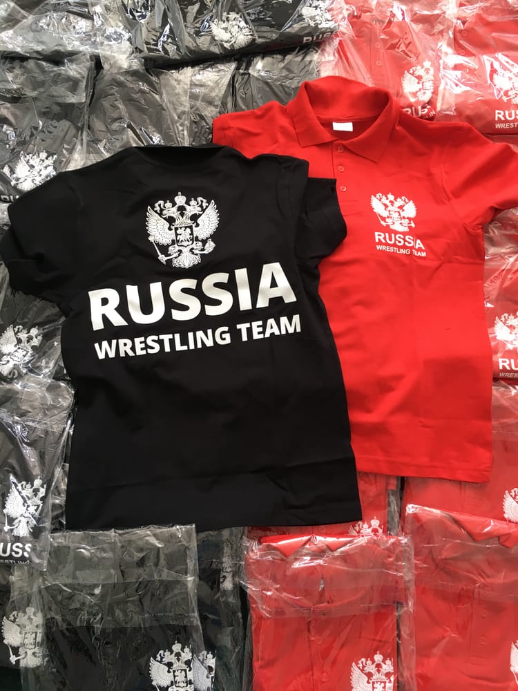 Чёрная и красная футболки Russia Wrestling Team с гербом